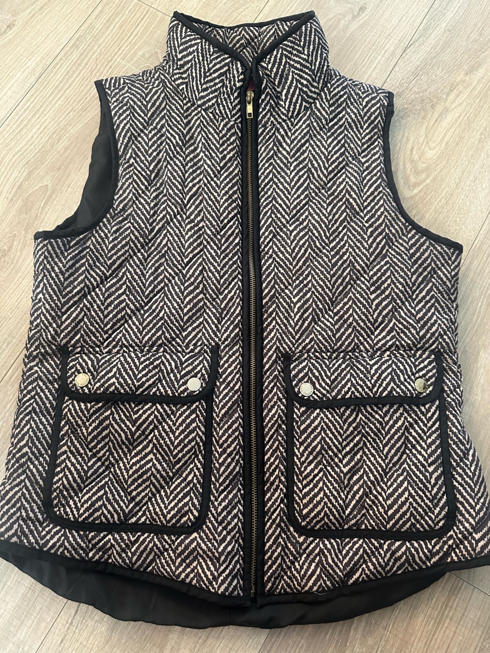 Sleeveless Herringbone Quilted Vest in Black & White